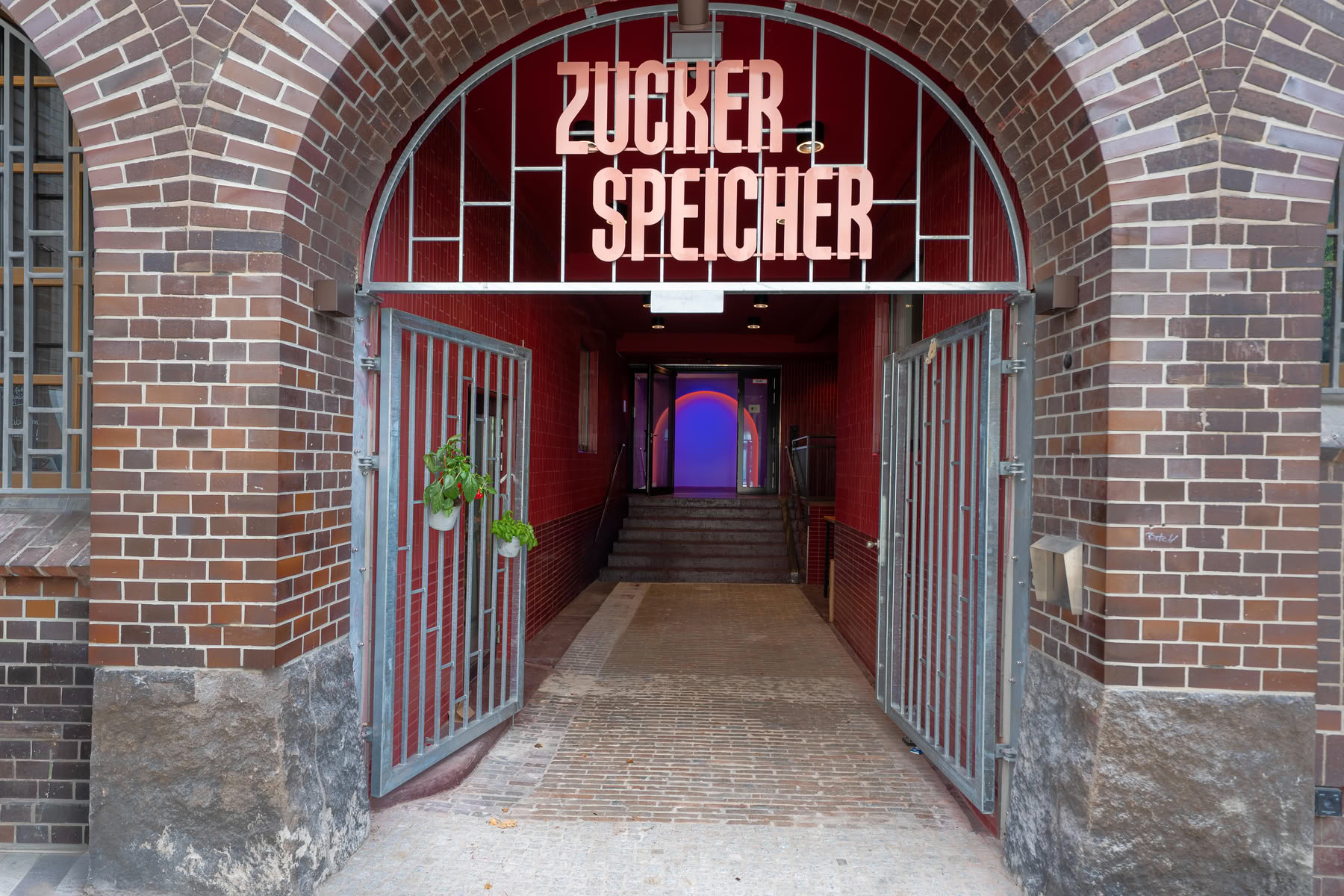 Außeneingang Zuckerspeicher mit Backsteinbogen