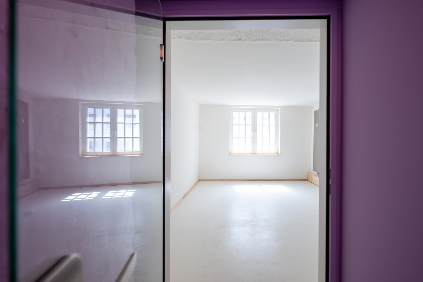 Büro 3.1 durch die Glastür im 3. OG