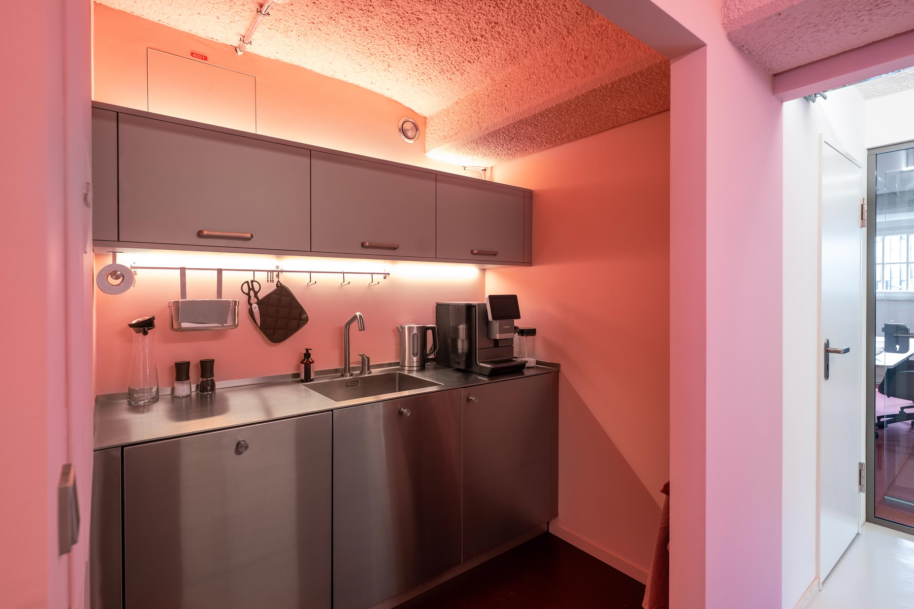 Pantry mit Edelstahlküche im 3. OG