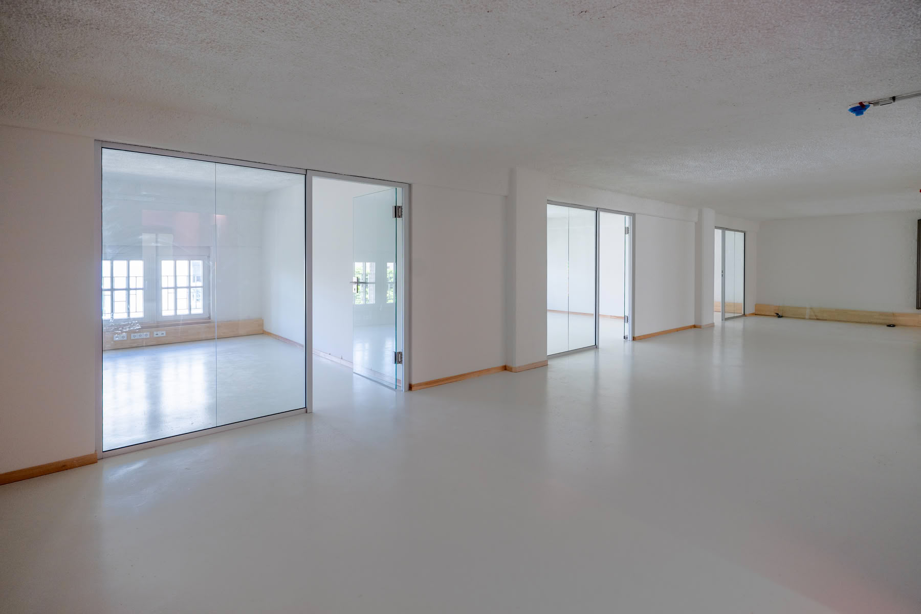 Offene Bürofläche mit Glastrennwänden im 3. OG