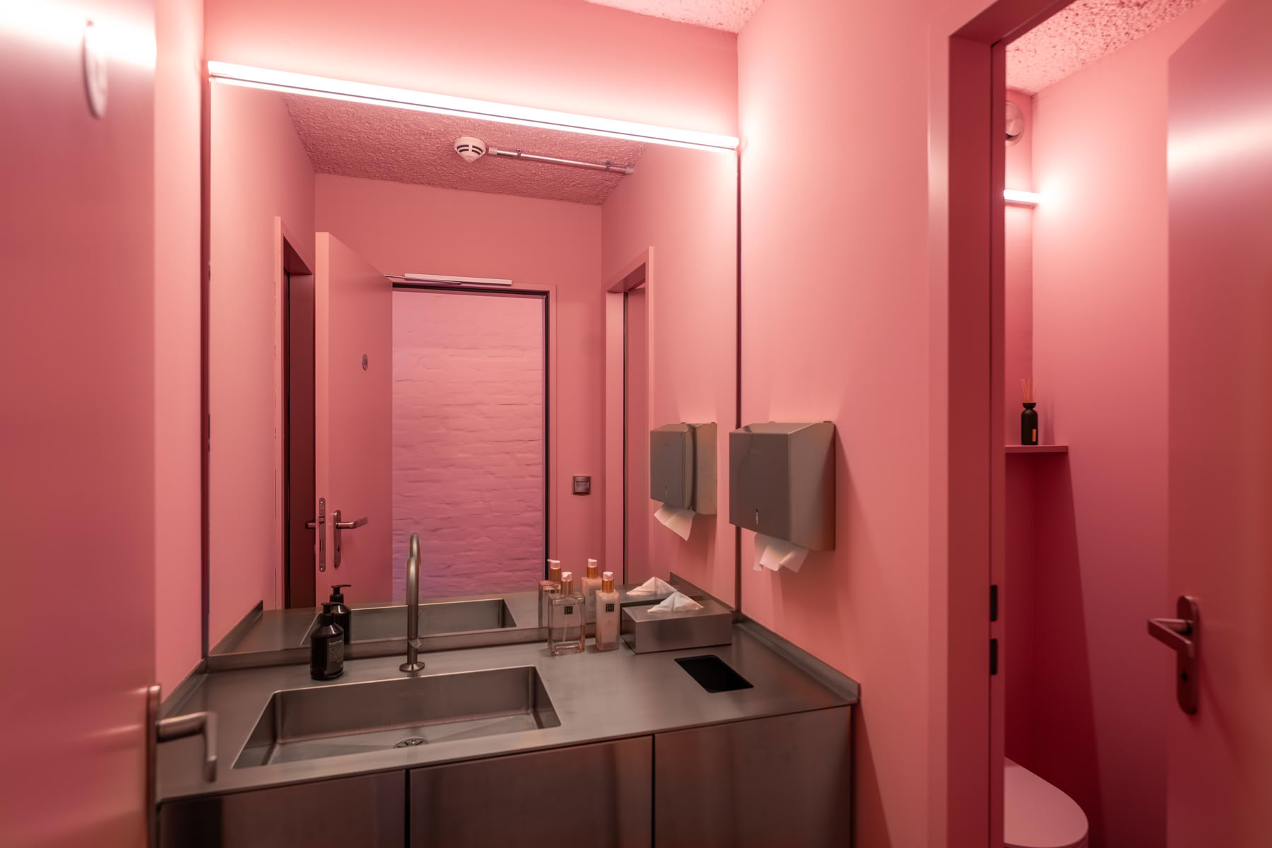 WC mit Edelstahlwaschtisch